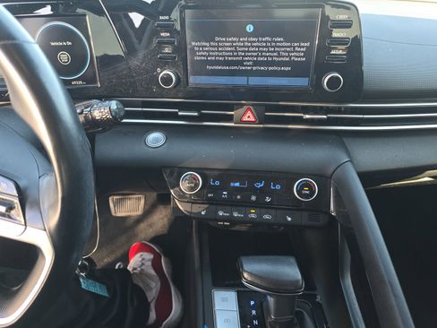 Used 2021 Hyundai Elantra SEL w/ Convenience Package image 17