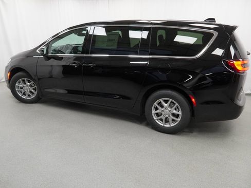 New 2026 Chrysler Pacifica Select image 14