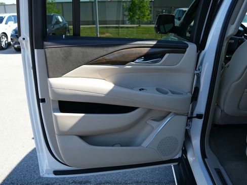 Used 2019 Cadillac Escalade ESV Luxury AWD/4WD image 22