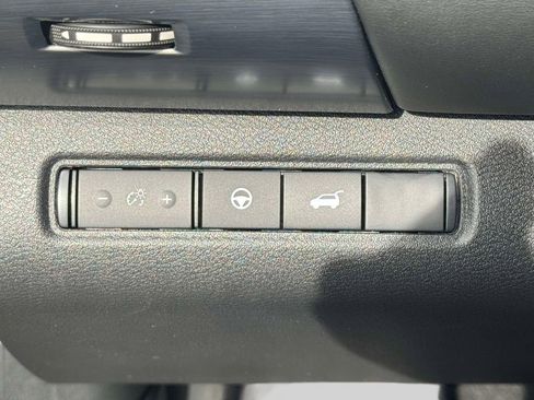 Used 2025 Nissan Pathfinder SL FWD image 20