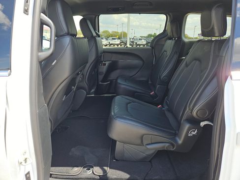 New 2026 Chrysler Pacifica Select image 13