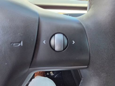 Used 2023 Tesla Model Y 2WD image 39