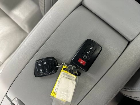 Used 2019 Toyota Highlander Limited Platinum w/ Carpet Mat Package (TMS) AWD/4WD image 44