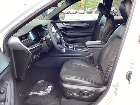 New 2025 Jeep Grand Cherokee L Laredo image 9