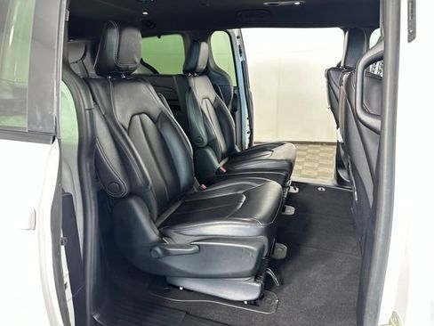 Used 2023 Chrysler Pacifica Touring-L w/ Uconnect Theater Family Group image 27
