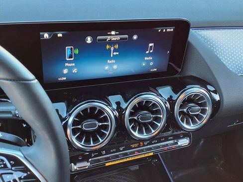 Used 2025 Mercedes-Benz GLA 250 4MATIC image 5