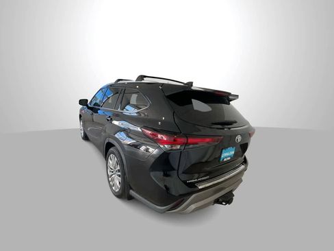 Used 2024 Toyota Highlander Platinum image 6