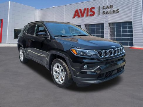 Used 2025 Jeep Compass Latitude AWD/4WD image 3