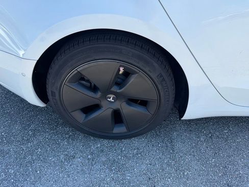 Used 2021 Tesla Model 3 Standard Range Plus image 5