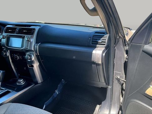 Used 2017 Toyota 4Runner SR5 AWD/4WD image 18