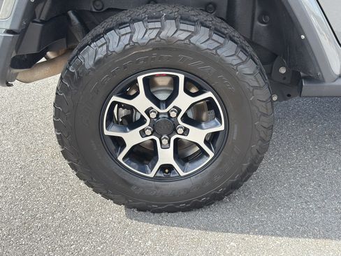 Used 2022 Jeep Wrangler Unlimited Rubicon AWD/4WD image 36