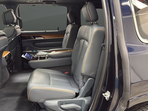 Used 2022 Jeep Grand Wagoneer Series II w/ Premium Group II AWD/4WD image 23