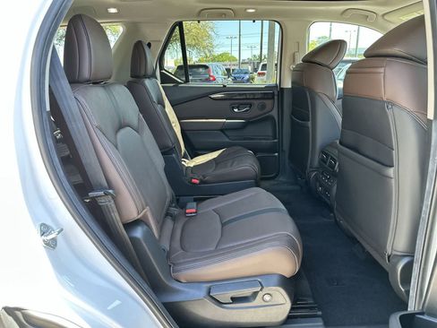 Used 2025 Honda Pilot Elite image 13