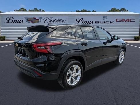 Used 2024 Chevrolet Trax LS w/ LS Convenience Package FWD image 4