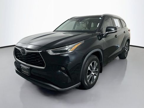 Used 2021 Toyota Highlander XLE FWD image 3