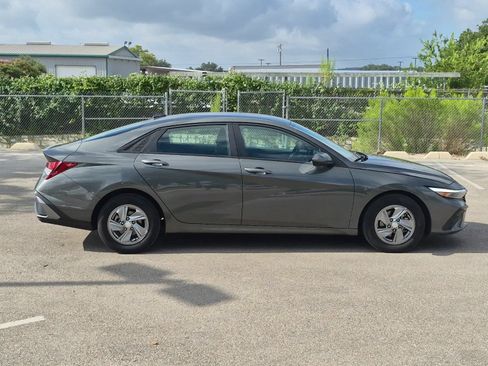 Used 2025 Hyundai Elantra SE FWD image 6