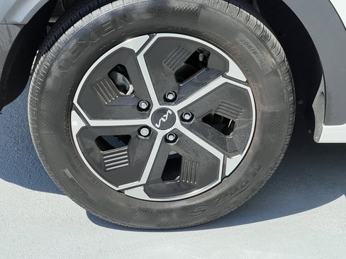 Certified 2024 Kia Niro LX image 12