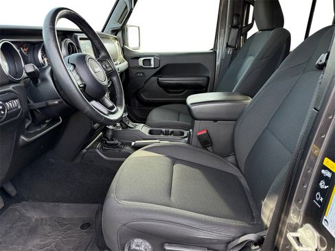 Used 2022 Jeep Gladiator Sport image 9