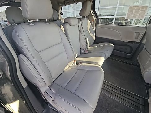 Used 2020 Toyota Sienna XLE image 19