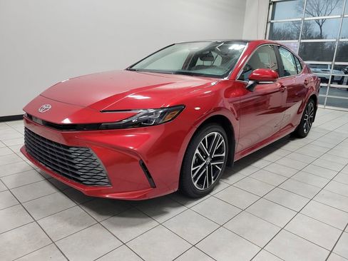Used 2025 Toyota Camry XLE image 3