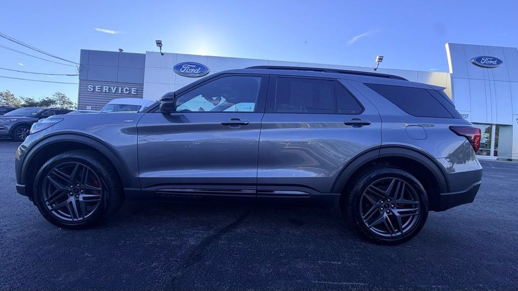 Used 2025 Ford Explorer ST-Line w/ ST-Line Street Pack AWD/4WD image 5