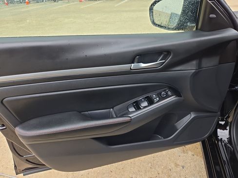 Used 2024 Nissan Altima 2.5 SR FWD image 13
