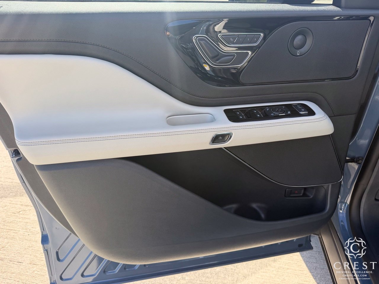 Used 2026 Lincoln Aviator Reserve w/ Jet Appearance Package RWD image 4