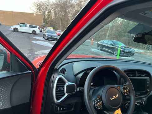 Used 2025 Kia Soul LX w/ LX Technology Package image 32