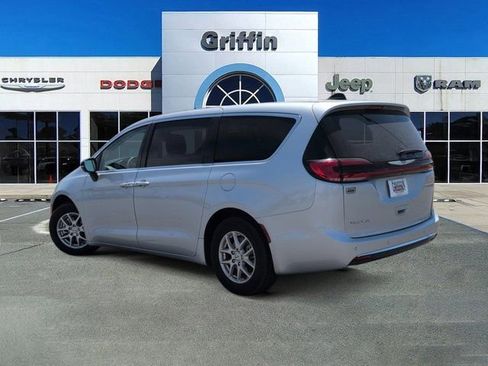 Used 2024 Chrysler Pacifica Touring-L FWD image 9