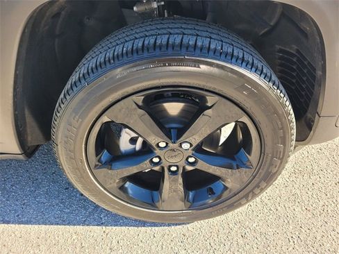 Used 2025 Jeep Grand Cherokee Altitude image 16