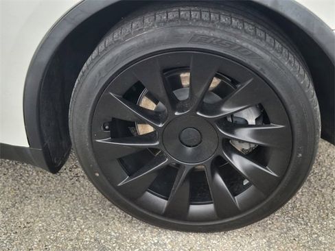 Used 2020 Tesla Model Y Long Range image 7
