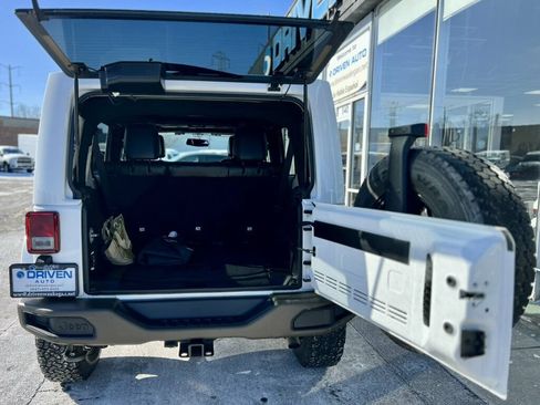 Used 2016 Jeep Wrangler Unlimited Sahara AWD/4WD image 8