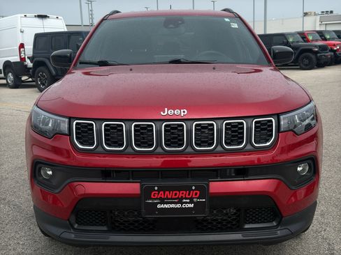 Used 2025 Jeep Compass Latitude AWD/4WD image 3