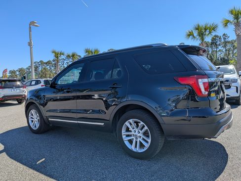 Used 2017 Ford Explorer XLT w/ Equipment Group 202A image 5