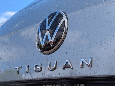 Used 2023 Volkswagen Tiguan SE w/ Panoramic Sunroof Package AWD/4WD image 29