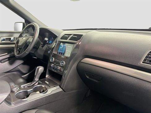 Used 2019 Ford Explorer XLT w/ Equipment Group 202A AWD/4WD image 25