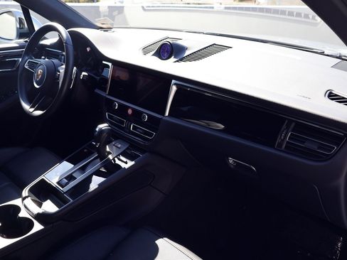 Certified 2025 Porsche Macan image 25