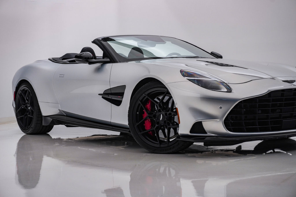 Used 2026 Aston Martin Vanquish Convertible RWD image 2