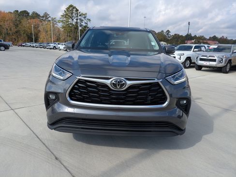 Certified 2022 Toyota Highlander Limited image 2