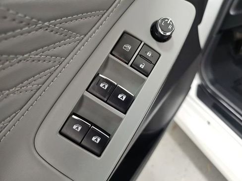 Used 2019 Toyota Avalon Limited image 12