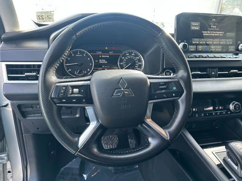 Used 2022 Mitsubishi Outlander SE image 11