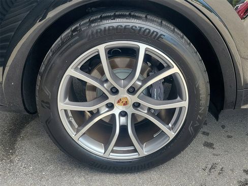 Used 2025 Porsche Cayenne image 12