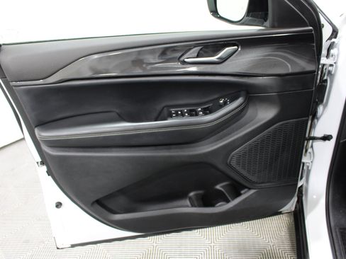 Used 2023 Jeep Grand Cherokee L Laredo AWD/4WD image 6