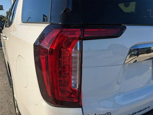 Used 2024 GMC Yukon SLT image 9