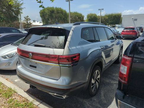 Used 2024 Volkswagen Atlas SE FWD image 2