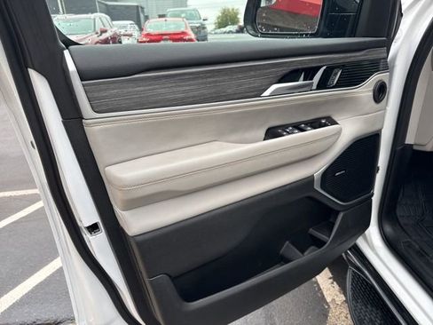 Used 2024 Jeep Wagoneer Series III image 12