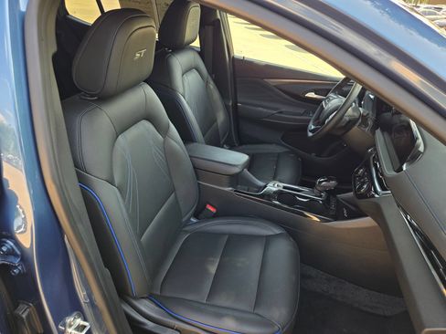 Used 2025 Buick Envista Sport Touring w/ Convenience I Package FWD image 25