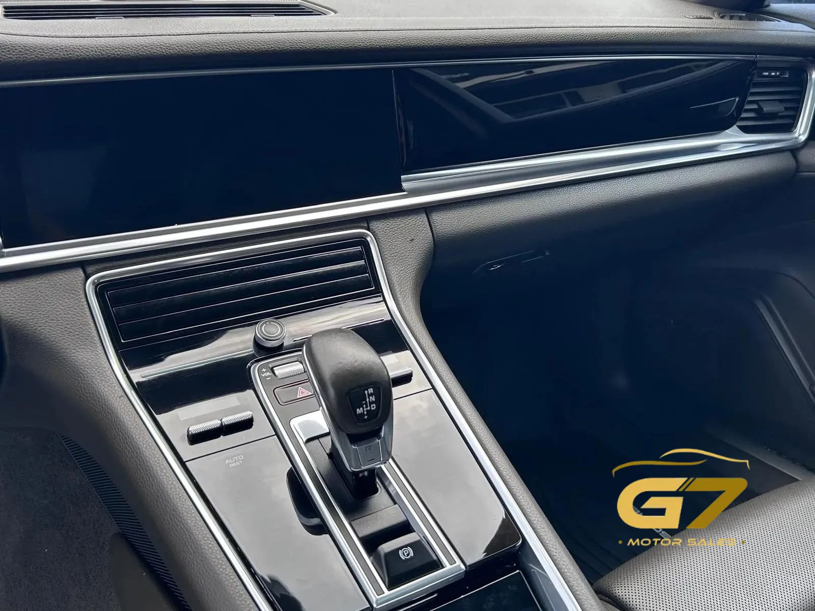 Used 2018 Porsche Panamera RWD image 22