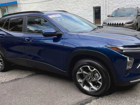 Certified 2024 Chevrolet Trax LT FWD image 2