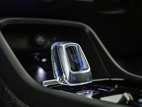 Certified 2025 Volvo XC40 B5 Plus image 26